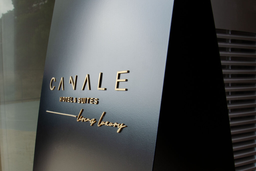 outdoor signage canale suites